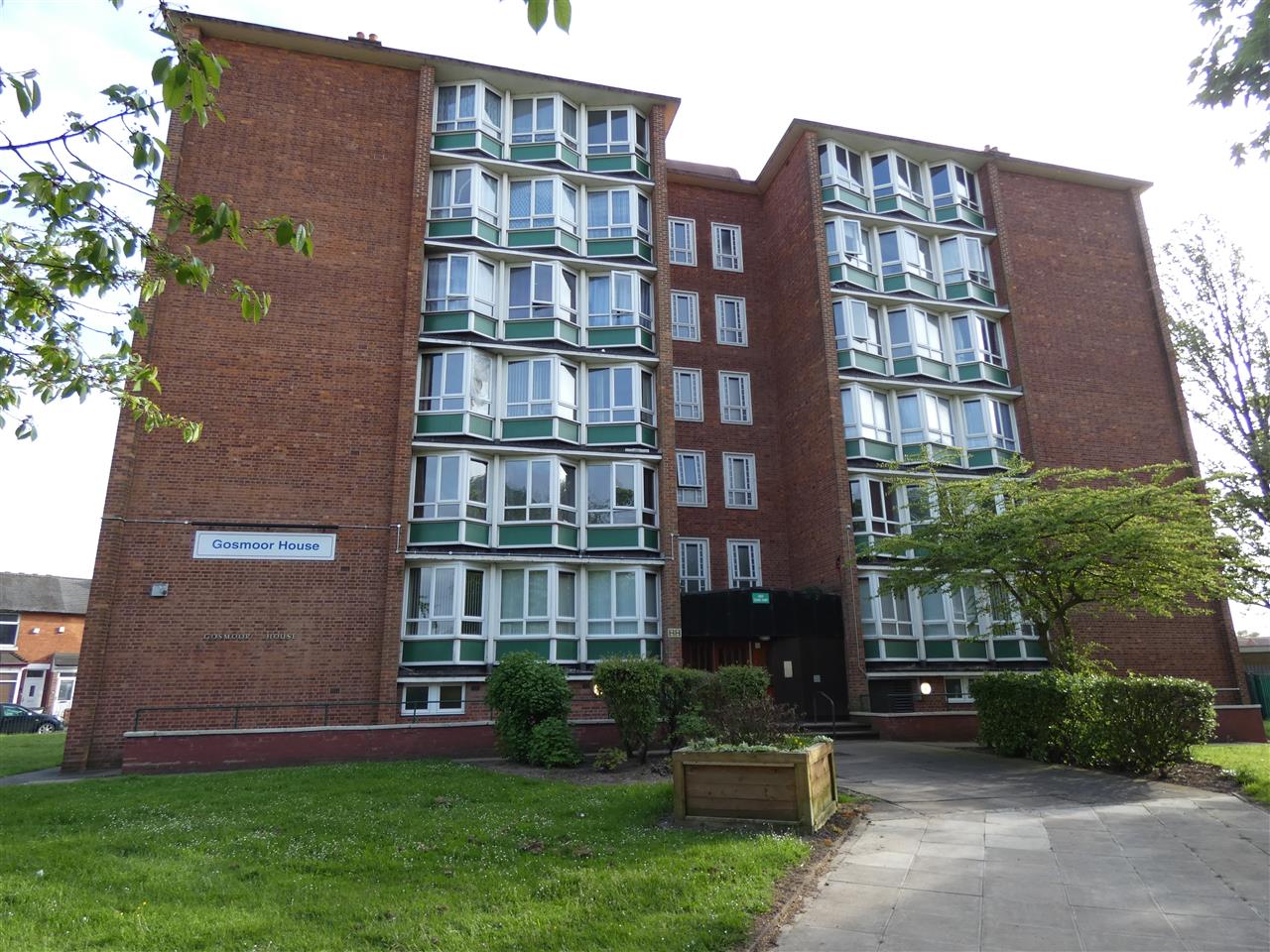 New Rental Instruction: Spacious Three-Bedroom Top Floor Flat at Gosmoor House