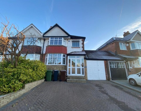 NEW INSTRUCTION: Stunning 3-Bed Family Home on Greyfort Crescent, Solihull – £1,595 PCM