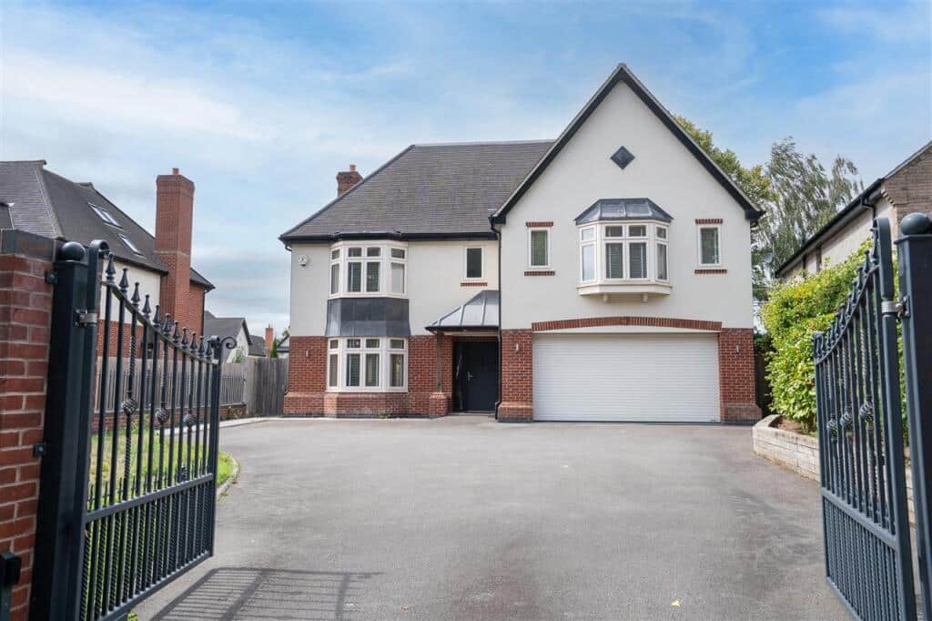 Luxury Five-Bedroom Detached Home to Rent on Alderbrook Road, Solihull (£4,500pcm)