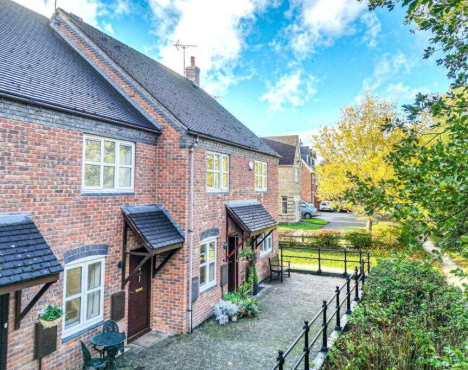 Let Collection: Broom Lane, Dickens Heath — £1,500pcm