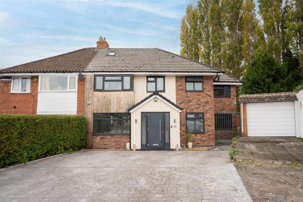 New to the Market: Stunning Six-Bedroom Family Home on Mountjoy Crescent, Solihull